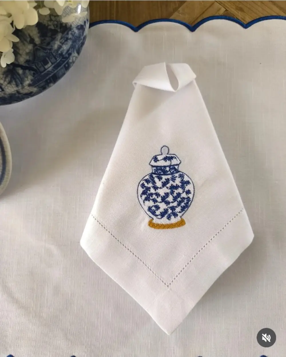 Guardanapo branco com ponto aberto e bordado Chinoiserie azul