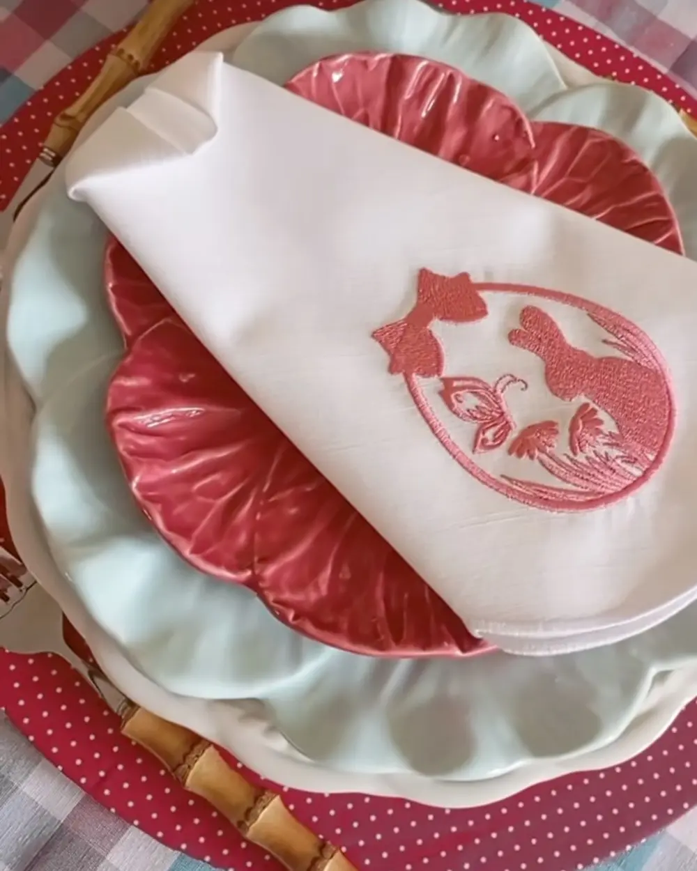 Guardanapo branco com acabamento rosa e bordado Coelho