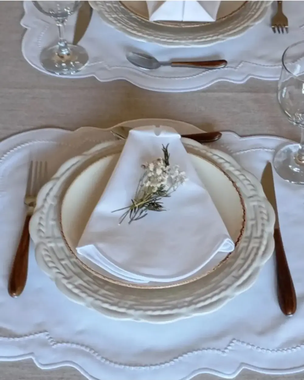 Guardanapo branco com acabamento de contorno suave numa mesa posta