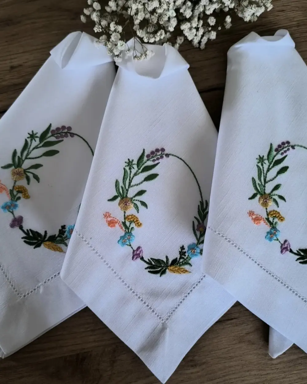 Guardanapos brancos com ponto aberto e bordado Grinalda Floral