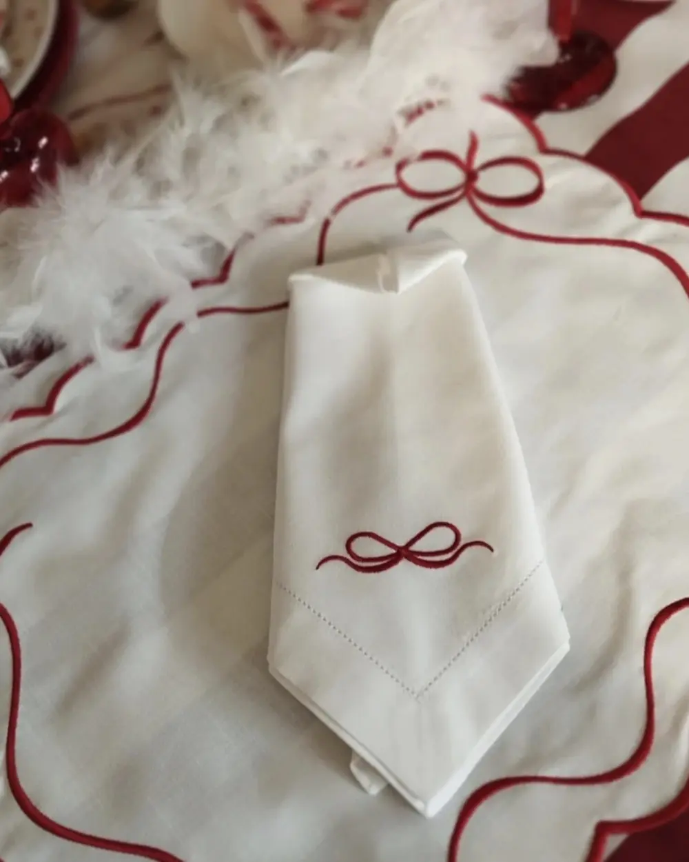 Guardanapo branco com ponto aberto e bordado Laço vermelho