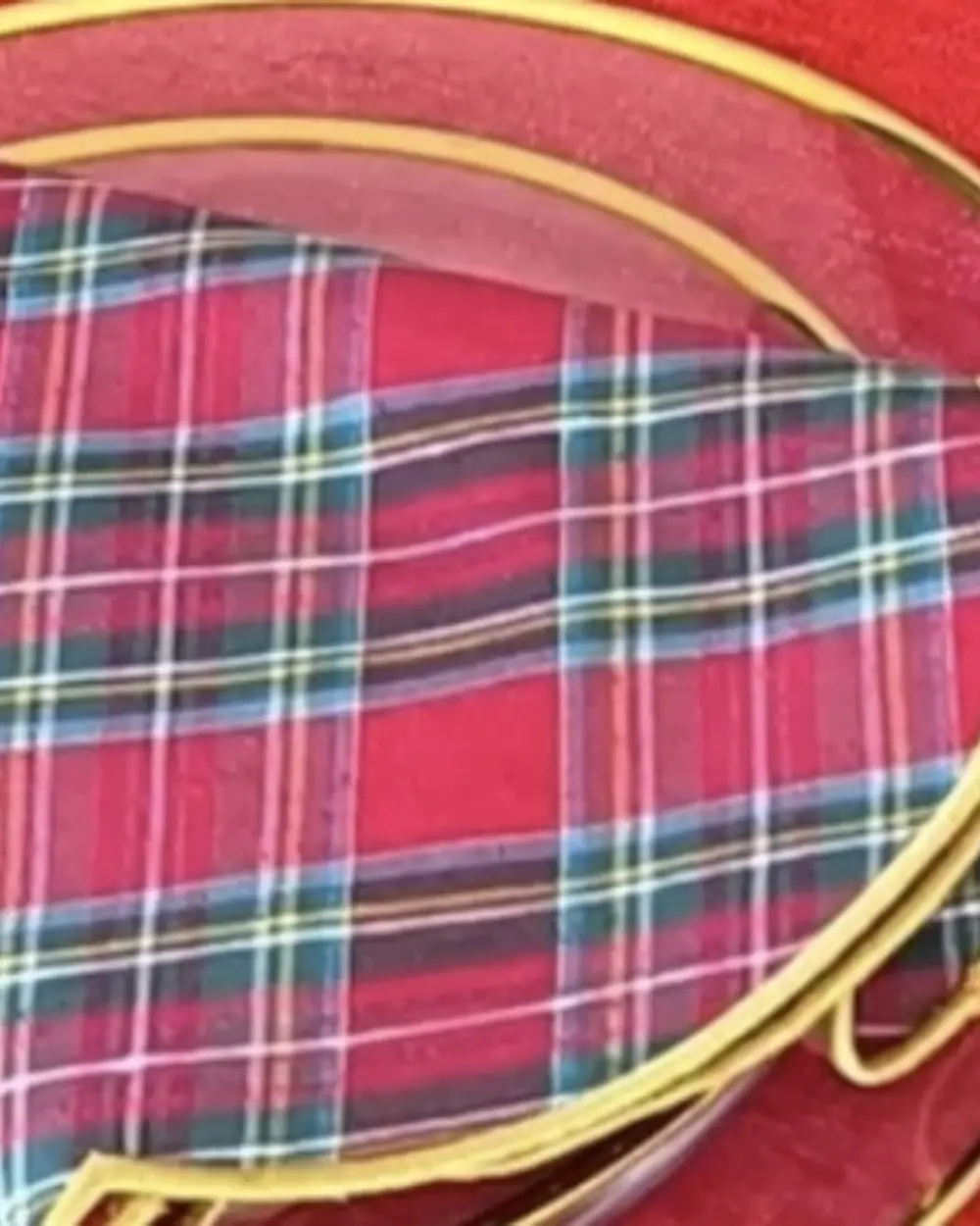 Guardanapo em tecido tartan vermelho com acabamento bordado