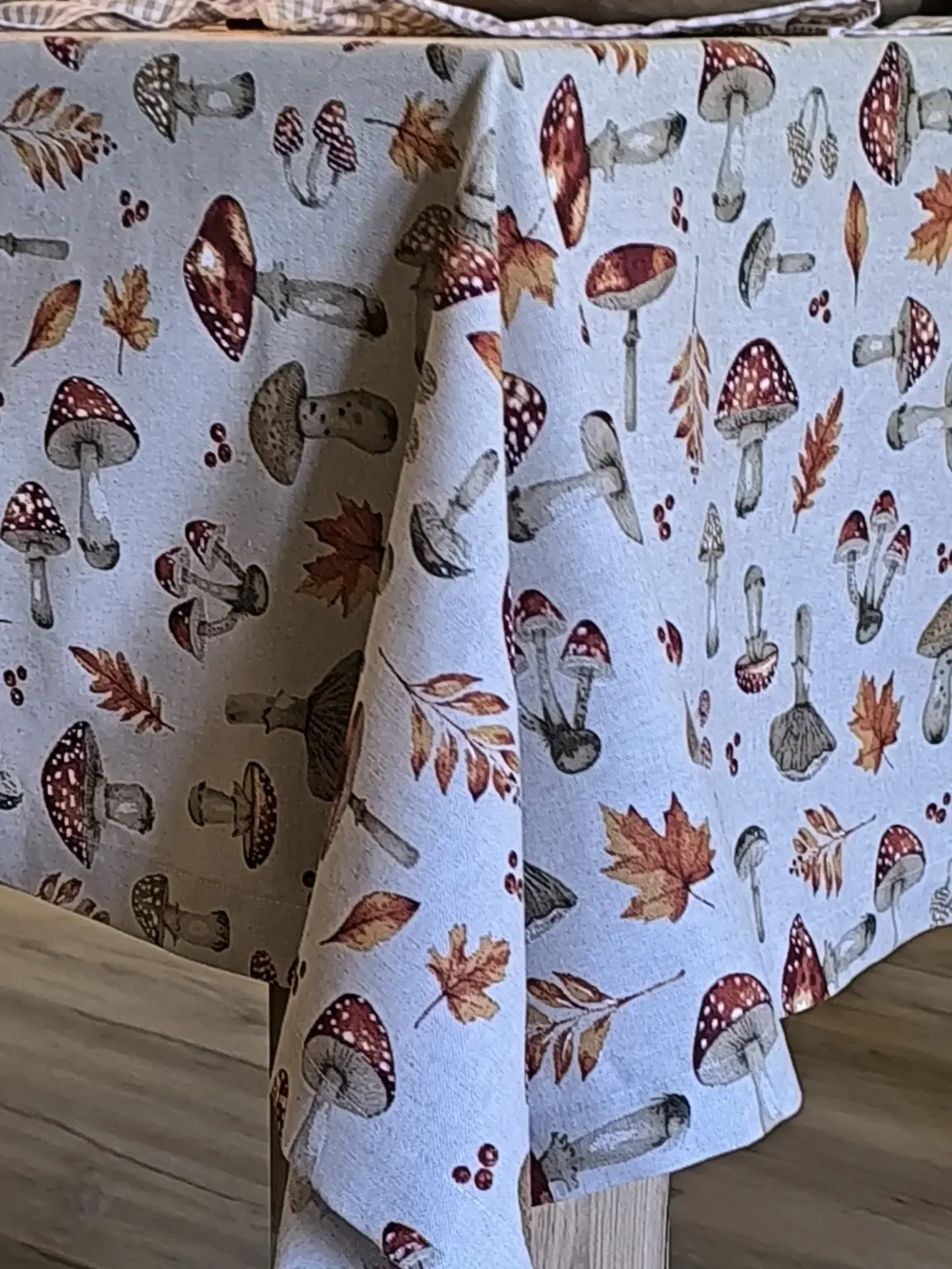 Detalhe do caimento da toalha em Linho Alentejano com padrão de Outono