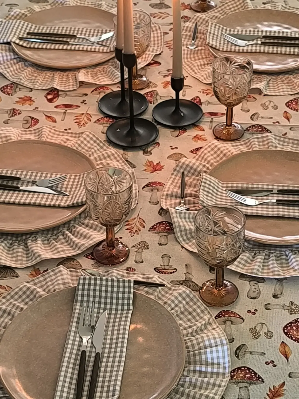 Toalha Outono à Mesa em linho alentejano com folho