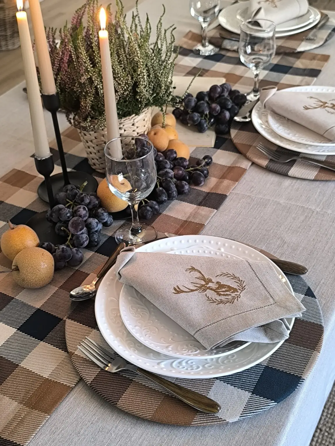 Mesa Tartan Azul e Alce decorada com frutos, velas e flores em tons de Outono