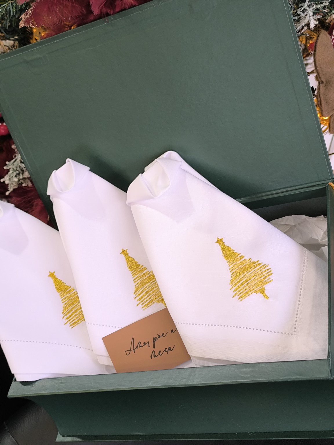 Guardanapos brancos com ponto aberto e Pinheirinho dourado em caixa verde